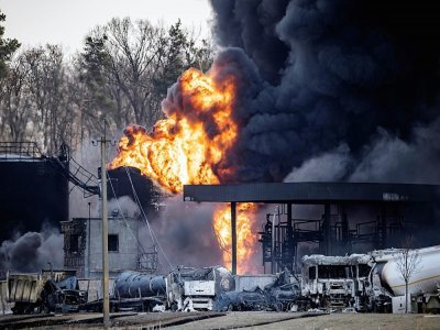 Un dépôt de carburant en flamme après une attaque russe, le 25 mars 2022 à Kalynivka - FADEL SENNA [AFP]