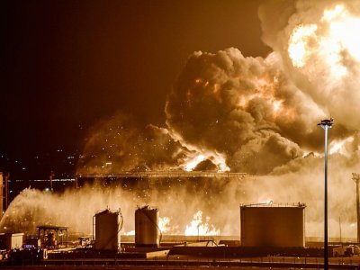 Un site pétrolier en feu le 25 mars 2022 près du circuit de Jeddah, où se déroule ce week-end le Grand Prix de Formule 1 d'Arabie saoudite - - [AFP]