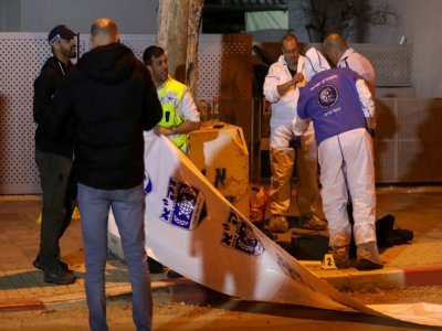 Sur les lieux de l'attaque qui a coûté la vie à deux policiers, le 27 mars 2022 à Hadera, dans le nord d'Israël - GIL COHEN-MAGEN [AFP]