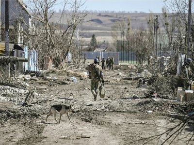 Un soldat ukrainien marche dans le village de Mala Rogan, à l'est de Kharkiv après sa reconquête par les forces ukrainiennes, le 28 mars 2022 - Aris Messinis [AFP]