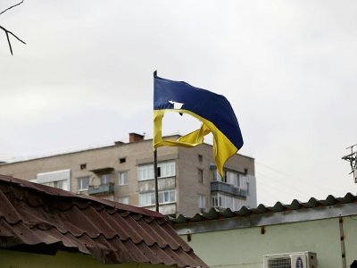 Un drapeau ukrainien déchiré est aperçu sur un bâtiment à Mykolaïv, dans le sud de l'Ukraine, le 27 mars 2022 - Oleksandr GIMANOV [AFP]