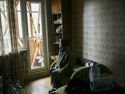 Galyna Malakhova, 63 ans, l'un des rares habitants restés dans un immeuble proche de la ligne de front à Kharkiv en Ukraine, dans son appartement le 27 mars 202 - Aris Messinis [AFP]