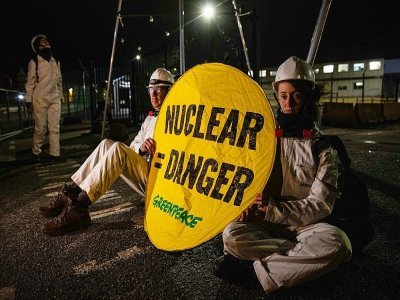 Des militants de Greenpeace bloquent l'entrée du chantier du réacteur EPR à Flamanville, le 31 mars 2022 dans la Manche - Sameer Al-DOUMY [AFP]