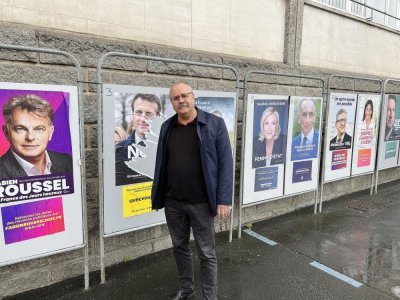 Antoine Aubry, maire de Sainte-Suzanne-sur-Vire et militant pour La République en marche (LREM), tracte et colle des affiches sur le marché