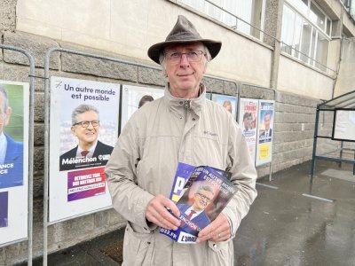 Bernard Briois tracte et colle des affiches pour LFI, La France insoumise.