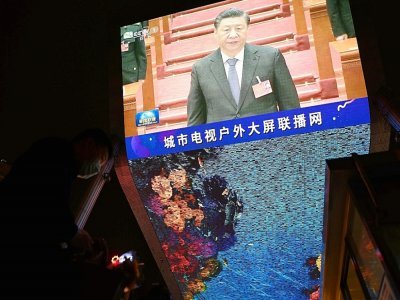 Le président chinois Xi Jinping sur un écran vidéo à Pékin le 11 mars 2022 - NOEL CELIS [AFP/Archives]