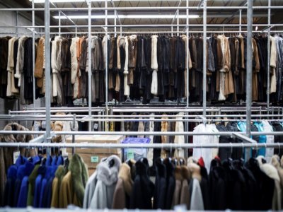 Des manteaux de fourrure sont stockés dans un entrepôt de l'entreprise Herman Sellers Gough Fur, à Toronto, Canada, le 21 mars 2022 - Cole BURSTON [AFP]