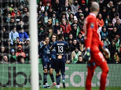 Le gardien stéphanois Paul Bernardoni abandonné par sa défense face à Marseille à Geoffroy-Guichard, ici sur le but d'Amine Harit (N.7), le 3 avril 2022 - JEFF PACHOUD [AFP]