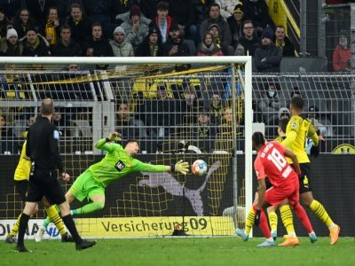 Le milieu de terrain français de Leipzig Christopher Nkunku marque le 3e but face au Borussia, lors de la 28e journée de Bundesliga, le 2 avril 2022 à Dortmund - Ina Fassbender [AFP]