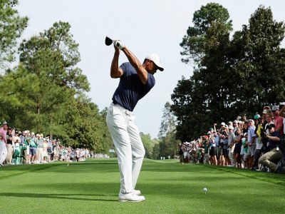 Tiger Woods en approche au 9e trou alors qu'il prépare le Masters d'Augusta, le 4 avril 2022 en Géorgie - Gregory Shamus [Getty/AFP]