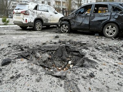 Dans une rue de Kharkiv (Ukraine) le 5 avril 2022 après un récent bombardement russe - Sergey BOBOK [AFP]