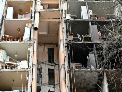Un immeuble d'habitation à Kharkiv (Ukraine) endommagé par des bombardements russes, photographié le 5 avril 2022 - Sergey BOBOK [AFP]