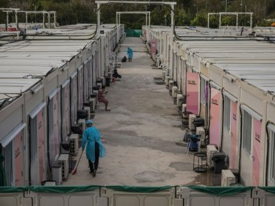 Dans un camp d'isolement temporaire dédié aux personnes infectées par le virus, à Hong Kong le 16 mars 2022 - DALE DE LA REY [AFP/Archives]