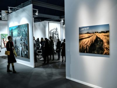 Des visiteurs de La foire d'art contemporain "Art Paris", organisée sur le thème de l'écologie, le 6 avril 2022 au Grand Palais éphémère, à Paris - STEPHANE DE SAKUTIN [AFP]