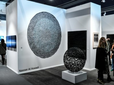 Des visiteurs de La foire d'art contemporain "Art Paris", organisée sur le thème de l'écologie, le 6 avril 2022 au Grand Palais éphémère, à Paris - STEPHANE DE SAKUTIN [AFP]