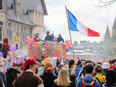 Le drapeau français dans les airs. N'oubliez pas, dimanche c'est le premier tour de l'élection présidentielle !