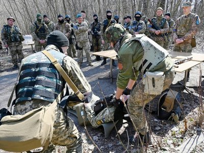 Des soldats ukrainiens s'entraînent au combat à Kharkiv, 7 avril 2022 - Sergey BOBOK [AFP]