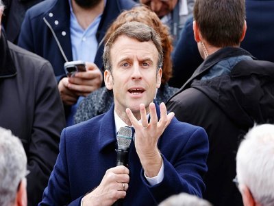 Le président Emmanuel Macron, candidat à sa réélection, lors d'une visite de campagne à Spezet, le 5 avril 2022 dans le Finistère - Ludovic MARIN [AFP/Archives]