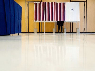 Des électeurs votent à la présidentielle, à l'ambassade de France à Washington, le 9 avril 2022 - Stefani Reynolds [AFP]