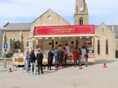 Sur la place de l'église de Saint-Pair-sur-Mer, les vendeurs de gaufres, crêpes et autres chichi retrouvent des clients.