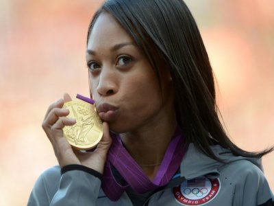 L'Américaine Allyson Felix pose avec sa médaille d'or du 200 m, aux JO de Londres, le 9 août 2012 - JOHANNES EISELE [AFP]