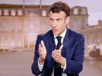 Le président et candidat  à sa réélection Emmanuel Macron sur TF1, à Boulogne-Billancourt (Hauts-de-Seine), le 13 avril 2022 - Ludovic MARIN [POOL/AFP]