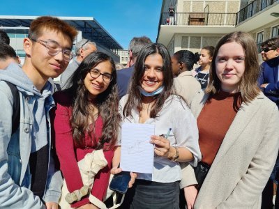 Ces étudiants à Sciences Po ont décroché un autographe du président-candidat ! - Célia Caradec