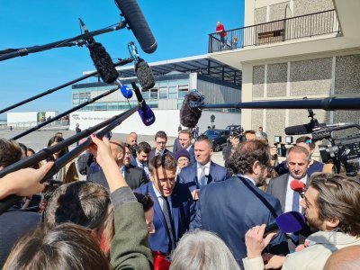Emmanuel Macron est allé au devant de la foule.