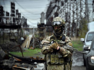 Un soldat russe devant une centrale électrique près de la ville de Shchastya, le 13 avril 2022 dans le sud-est de l'Ukraine lors d'une visite du site organisée par l'armée russe, le 13 avril 2022 - Alexander NEMENOV [AFP]