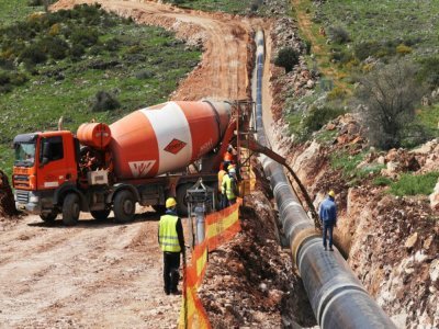 A travers des collines verdoyantes dans le nord d'Israël, des ouvriers creusent des tranchées pour y enfouir des kilomètres de canalisations qui feront le lien entre de gigantesques usines de désalinisation et le lac de Tibériade - MENAHEM KAHANA [AFP]