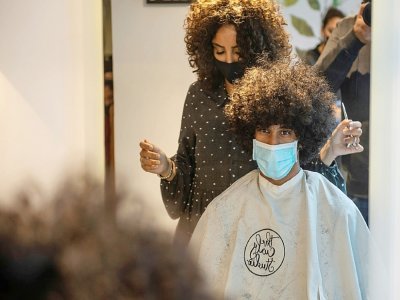 Sara Safwat, coiffeuse dans le premier salon d'Egypte à avoir embrassé le mouvement "cheveux naturels", au Caire, le 2 mars 2022 - Mohamed Hossam [AFP]