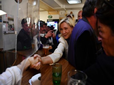 Marine Le Pen, candidate du Rassemblement national à l'élection présidentielle, en déplacement à Saint-Rémy-sur-Avre, en Eure-et-Loir, le 16 avril 2022 - JULIEN DE ROSA [AFP]