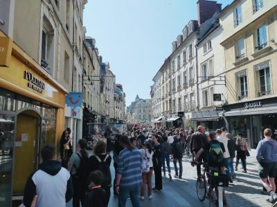 Les manifestants sont ensuite remontés vers la rue Ecuyère et la place Saint-Sauveur, avant de revenir vers le point de départ. - Mathieu Marie