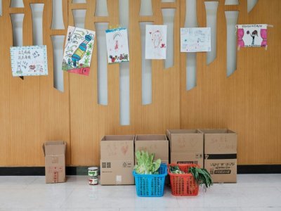 Des paniers et cartons utilisés par les habitants d'un immeuble de Shanghai pour échanger des produits de consommation, en raison de la pénurie liée au confinement, le 14 avril 2022 - LIU JIN [AFP]