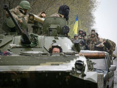 Des soldats ukrainiens à bord de transports de troupes blindés, non loin de la ligne du front, à Izyum, dans la région de Kharkiv, le 18 avril 2022 - Anatolii Stepanov [AFP]