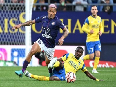L'attaquant brésilien de Toulouse Rafael Ratao bute sur Ousseynou Thioune lors du match nul 1-1 à Sochaux, le 19 avril 2022 - SEBASTIEN BOZON [AFP]