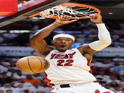 Jimmy Butler du Miami Heat au cours du match des plays-offs NBA contre les Atlanta Hawks le 19 avril 2022 à la FTX Arena à Miami - Michael Reaves [GETTY IMAGES NORTH AMERICA/AFP]