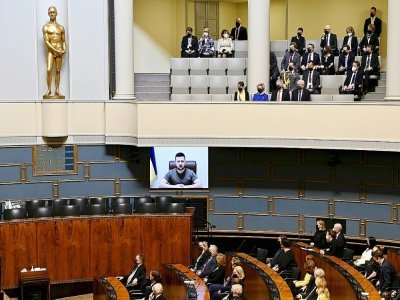 Le président ukrainien Volodymyr Zelensky s'adresse par vidéoconférence au Parlement finlandais à Helsinki, le 8 avril 2022 - Emmi Korhonen [Lehtikuva/AFP/Archives]