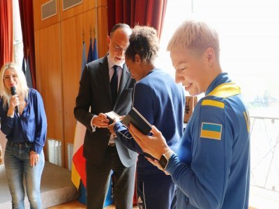 Iryna Glibko, capitaine ukrainienne, et son homologue française Estelle Nze Minko, ont reçu symboliquement la médaille de la ville.