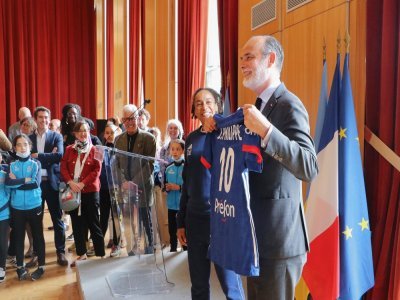 Edouard Philippe fait désormais officiellement partie de l'équipe de France championne olympique !