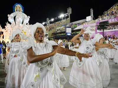 Membres de l'école de samba Paraiso de Tuiuti au défilé du carnaval au sambodrome de Rio de Janeiro, le 23 avril 2022 - CARL DE SOUZA [AFP]