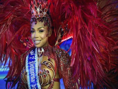 Une reine de samba lors du défilé du carnaval au sambodrome de Rio de Janeiro, le 23 avril 2022 - CARL DE SOUZA [AFP]