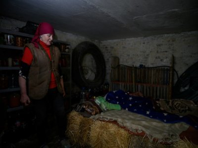 Olga Touss dans la cave où elle dort pour se protéger des bombardements, le 23 avril 2022 à Mala Tokmachka, en Ukraine - Ed JONES [AFP]
