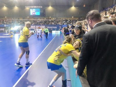 Les joueuses ukrainiennes sont venues à la rencontre des familles ukrainiennes réfugiées au Havre qui ont assisté au match. - Jean-Baptiste Bouin