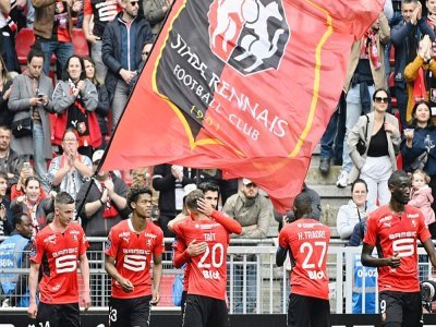 La joie de l'attaquant Martin Terrier (c), félicité par ses coéquipiers, après avoir marqué le 2e but rennais à domicile face à Lorient, lors de la 34e journée de Ligue 1, le 24 avril 2022 au Roazhon Park - Damien Meyer [AFP]