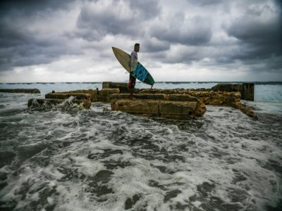 Le surfeur cubain Alexei Martinez observe la mer sur la côte de La Havane, le 16 avril 2022 - YAMIL LAGE [AFP]