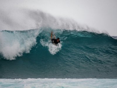 Le surfeur cubain Ayax Borrero, sur la côte de La Havane le 16 avril 2022 - YAMIL LAGE [AFP]
