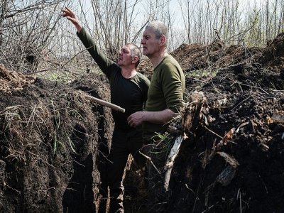 Des soldats ukrainiens creusent une tranchée près de Barvinkove, le 25 avril 2022 dans l'est de l'Ukraine - Yasuyoshi CHIBA [AFP]