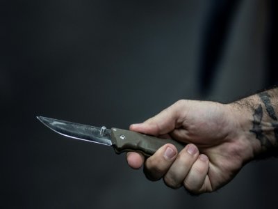 L'instructeur vénézuélien Sarkis Sako, 34 ans, montre un couteau utilisé pour l'auto-défense à Maracay, au Venezuela, le 6 avril 2022 - Yuri CORTEZ [AFP]
