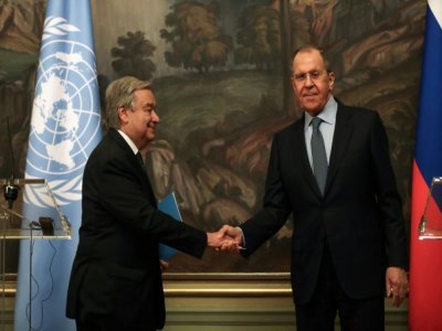 Le chef de la diplomatie russe Sergueï Lavrov (d) et le secrétaire général de l'Onu Antonio Guterres lors de leur conférence de presse conjointe à Moscou, le 26 avril 2022 - Maxim SHIPENKOV [POOL/AFP]